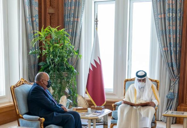 أمير قطر ووزير الخارجية خلال اللقاء