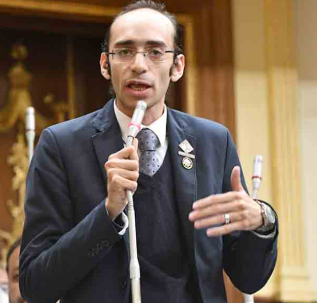 النائب محمد عبد العزيز