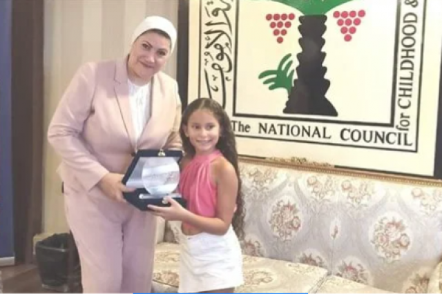 الدكتورة سحر السنباطى تكرم الطفلة جوليا