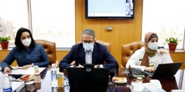 وزير السياحة والاثار خلال الاجتماع