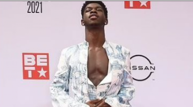 ليل ناز إكس يرتدي فستان في حفل جوائز BET Awards