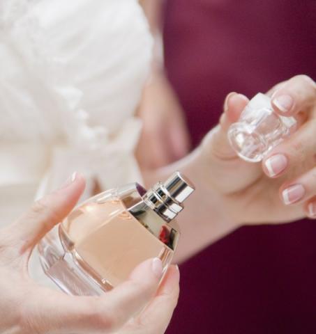 وضع العطور للمرأة خارج المنزل
