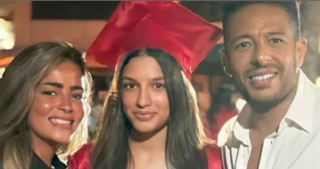 محمد حماقى مع زوجته وابنة شقيقه