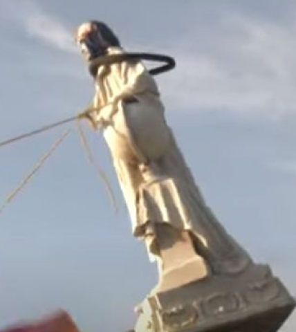 المتظاهرون يجرون التمثال