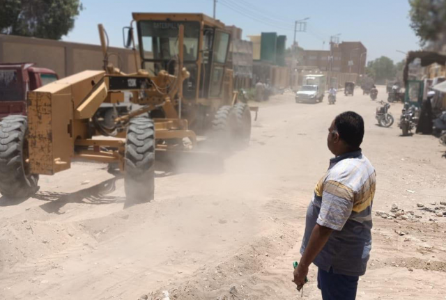 رفع ٩ أطنان أتربة و مخلفات صلبة من مدينة إسنا في الأقصر