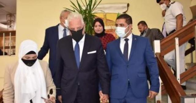 محافظ جنوب سيناء مع مسئولى محو الأمية