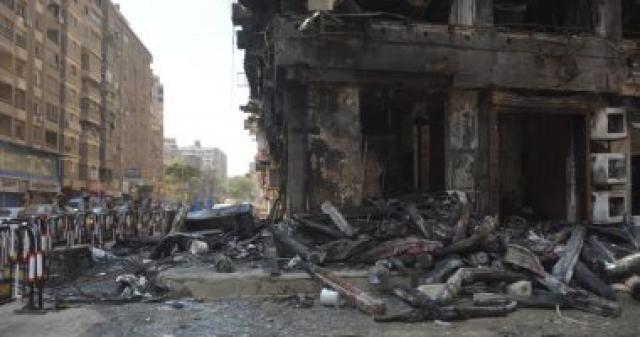 موقع حريق محل للسجاد بعقار بمنطقة المنشية بالهرم