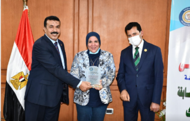 تكريم الفائزين فى مسابقة احنا معاك