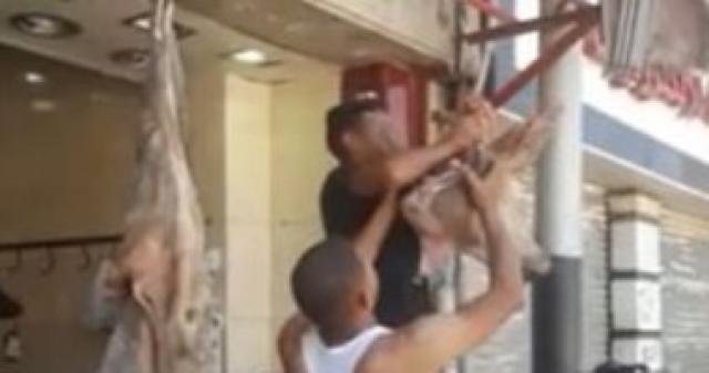 انتعاش مهنة تنظيف فواكه اللحوم فى العيد بالبحيرة