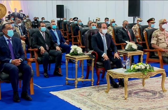 الرئيس السيسي يستمع إلى شرح حول مشروع تطوير محور التعمير