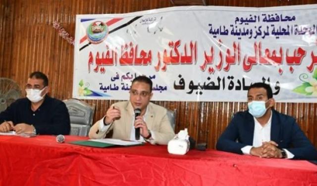 محافظ الفيوم أثناء لقاء أهالى طامية