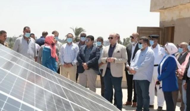 محافظ بني سويف يتفقد الطاقة الشمسية