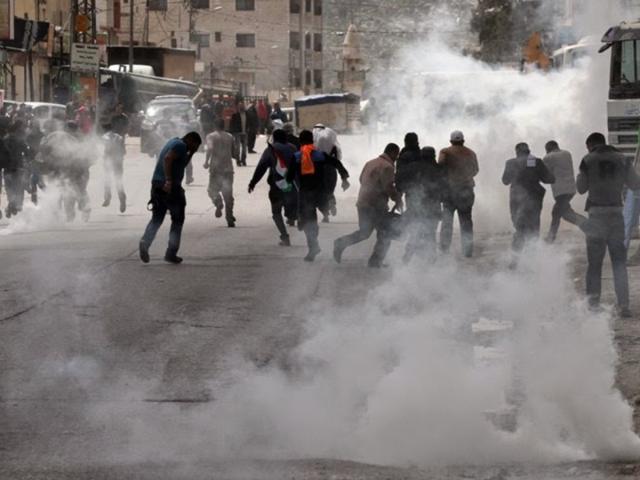 .. إصابة  فلسطينيين بالرصاص المطاطي وعشرات بالاختناق 