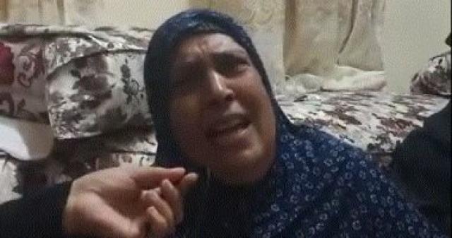 والدة المجنى عليه تنهمر فى البكاء
