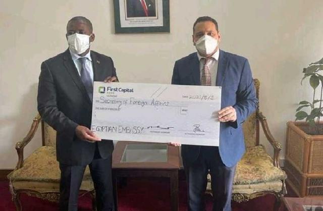 السفير المصري في مالاوي يسلم مساهمة مالية لوزارة الخارجية المالاوية