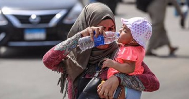 امرأة وطفلها في الحر