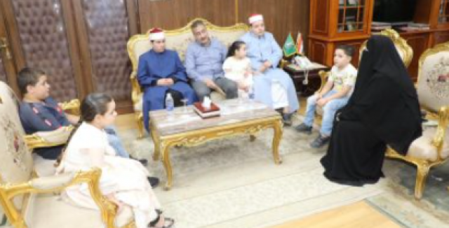 محافظ المنوفيه يكرم ارمله واولادها