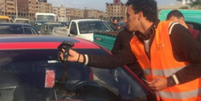 تركيب الملصق الالكترونى-أرشيفية