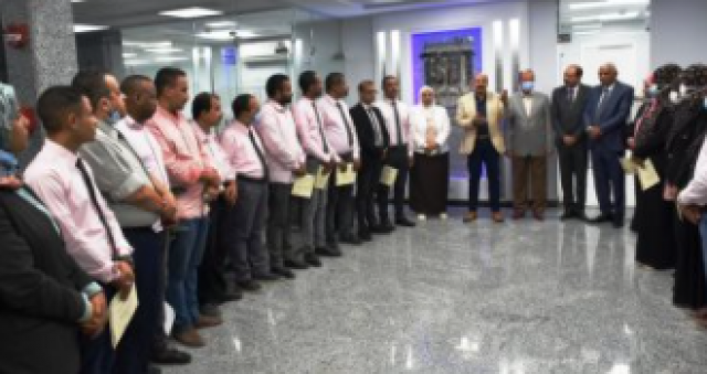 محافظ أسوان مع العاملين بمركز التحول الرقمى