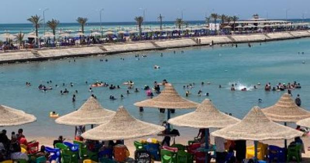 إقبال كبير على شواطئ الغردقة ونشاط للرحلات البحرية