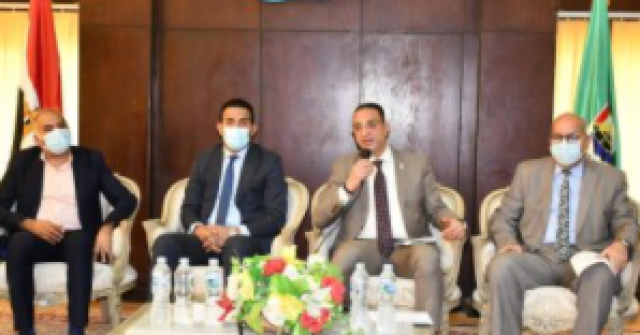محافظ الفيوم وومثلى وزارتي الري والزراعة