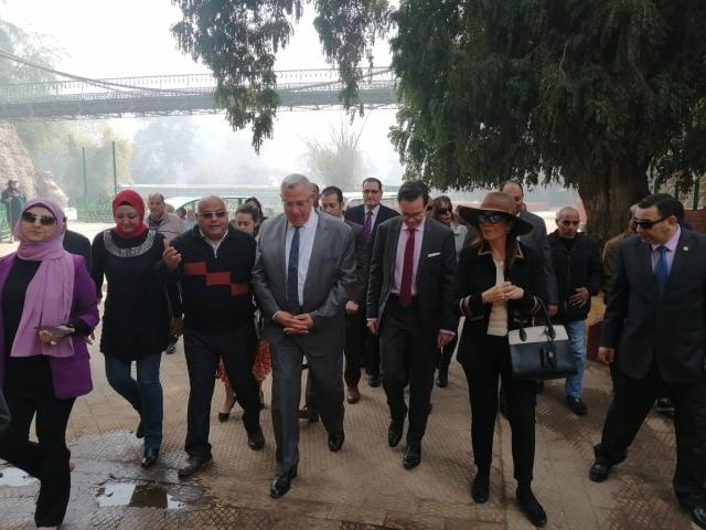 السفير الفرنسى يزور كوبرى أيفل بحديقة حيوان الجيزة