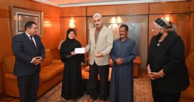 رئيس جامعة الفيوم يكرم زوجة عامل النظافة الأمين