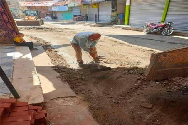 مدير مركز المعلومات يشارك العمال في تنظيف شوارع مدينة الفشن ببني سويف