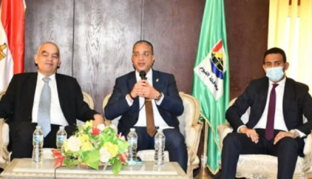 محافظ الفيوم أثناء اللقاء