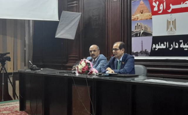 الدكتور يوسف عامر خلال الندوة