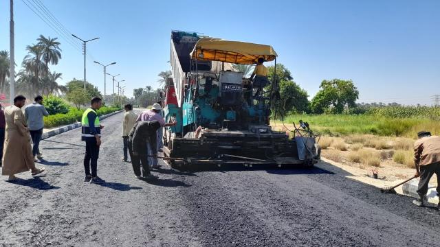رئيس مدينة الطود بالأقصر يتفقد أعمال الرصف