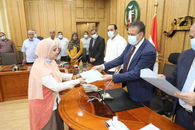 جانب من تسليم محافظ المنوفية عقود جديدة للرى الحديث