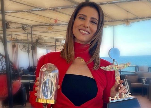 فوز حنان مطاوع بجائزة أفضل ممثلة من مهرجان الأمل
