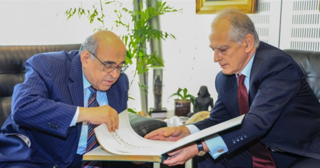 مدير مكتبة الإسكندرية يستقبل سفير اليونان