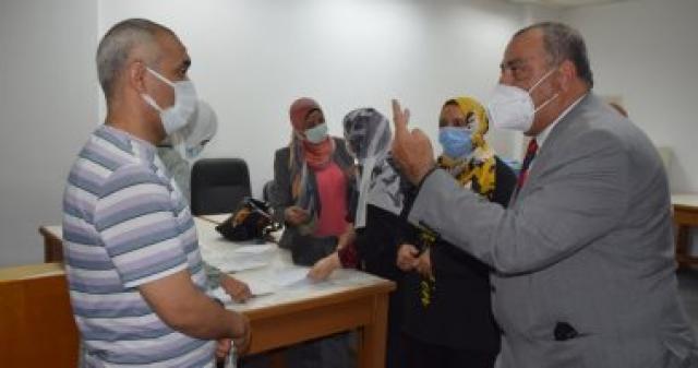 رئيس جامعة حلوان خلال الجولة