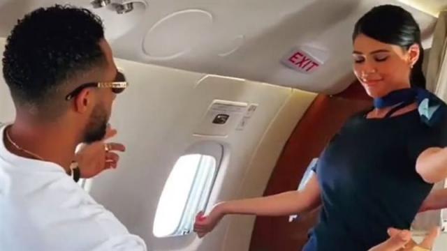 محمد رمضان والمضيفة