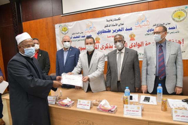 رئيس جامعة الأقصر 