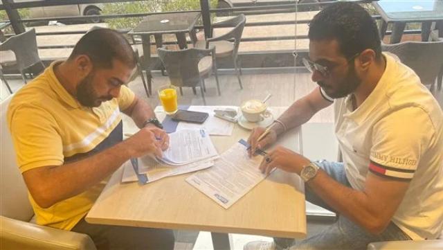 شادي محمد في أثناء التوقيع على عقود انضمامه لقناة النهار