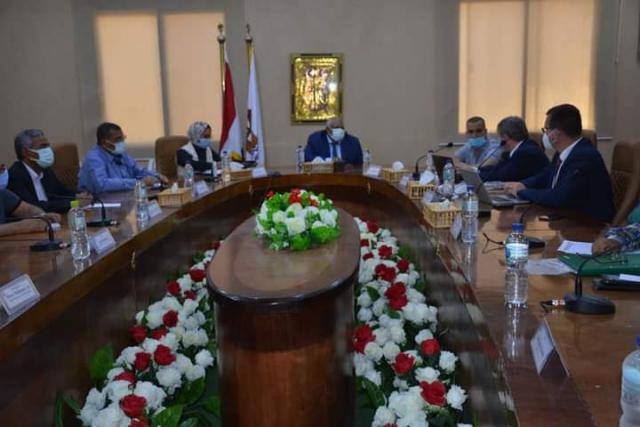 محافظ الوادي الجديد مع وفد ألماني 