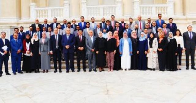 سفير اليمن يتوسط المشاركين فى الدورة