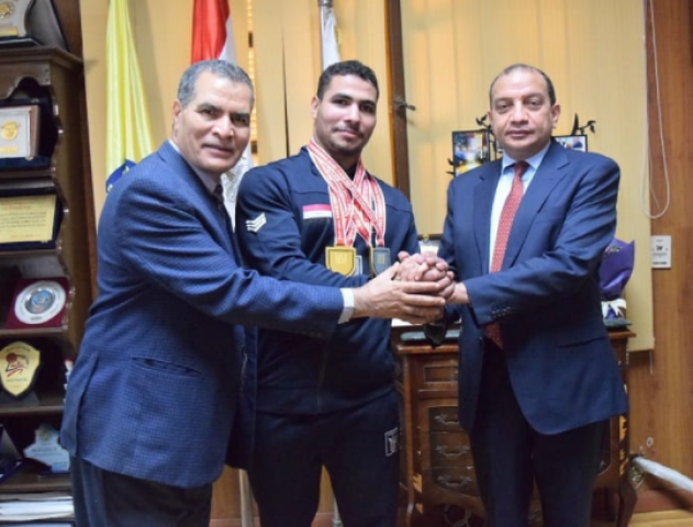رئيس الجامعة مع الطالب محمد عبد الحميد بريك