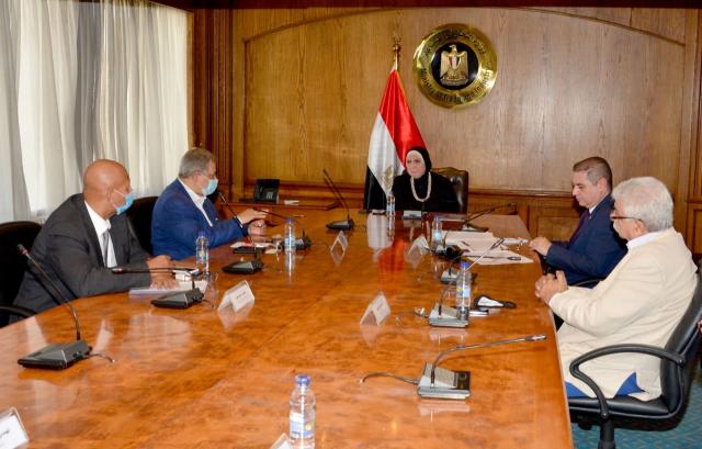 لقاء وزيرة الصناعة مع منتجي الأدوات الصحية