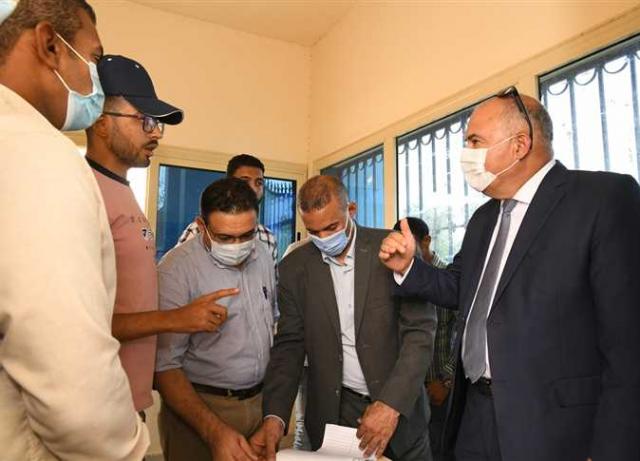 محافظ قنا يتفقد المشروعات