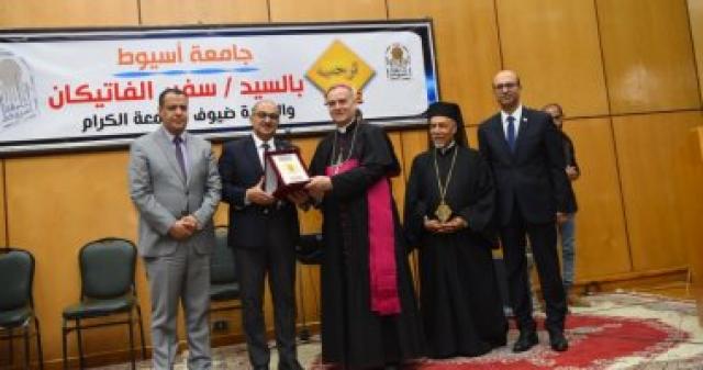 سفير دولة الفاتيكان بالقاهرة ورئيس جامعة أسيوط