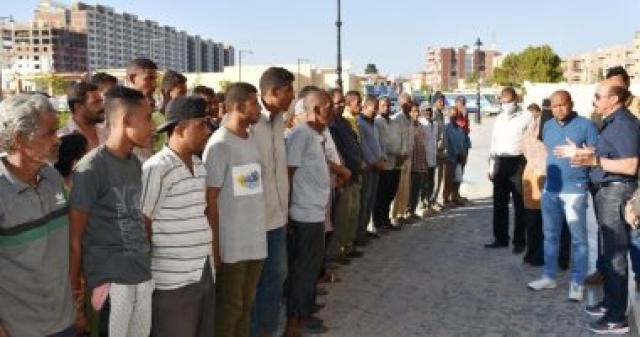 محافظ أسوان مع عمال النظافة