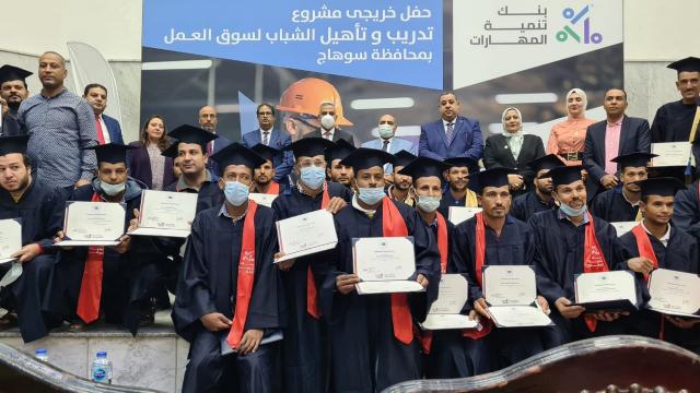 محافظ سوهاج يكرم مركز التدريب المهني التابع لنقابة البناء والأخشاب 