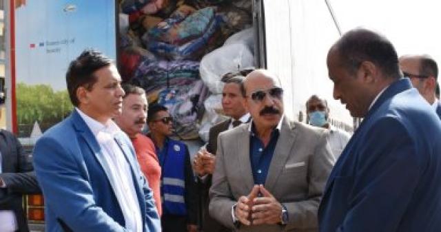 محافظ أسوان مع مسئولى الإغاثة