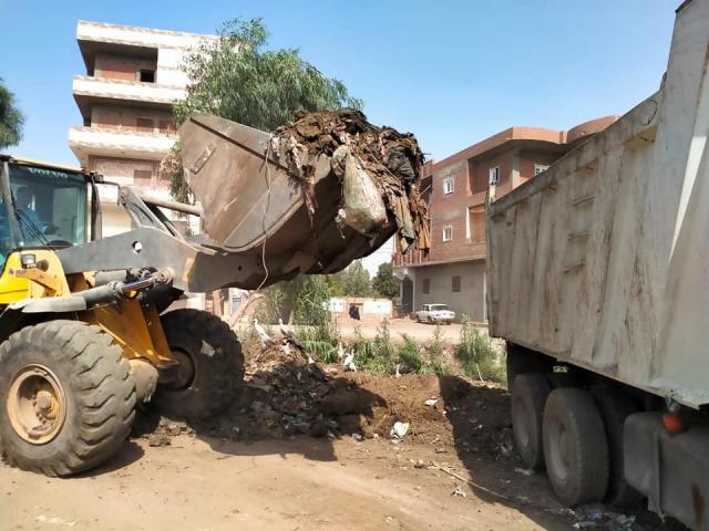 رفع قمامة ومخلفات وأتربة 