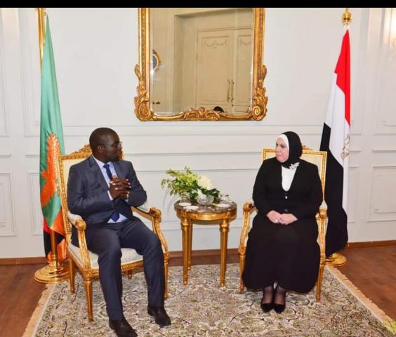 وزيرة التجارة والصناعة و نظيرها الزامبي