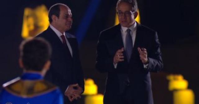 وزير الآثار يشرح للرئيس السيسي